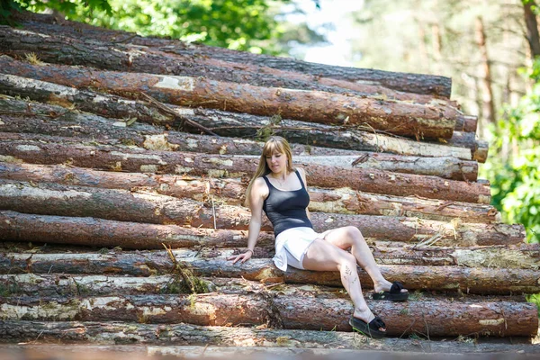 森の伐採された丸太の上に座り — ストック写真