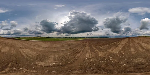 Vista Panorámica 360 Hdri Sin Costuras Entre Campos Arados Con —  Fotos de Stock