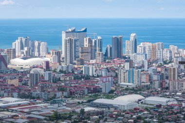 BATUMI, GEIRGIA - SEPTEMBER 2021: Eski şehrin ariel panoramik manzarası ve dağlardan denize bakan gökdelenler