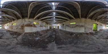 Terk edilmiş ahşap çürüyen hangar ya da eski bina içinde 360 Hdr panorama. tam dikdörtgen projeksiyonlu küresel hdri panoraması, AR VR sanal gerçeklik içeriği
