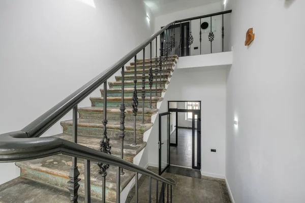 Lépcső Vészkijárati Kiürítési Lépcső Létrán Egy Irodaépületben — Stock Fotó