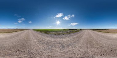 360 hdri panorama üzerinde trafik yok beyaz kum çakıl yolu açık gökyüzü arasında bazı bulutlar eşdikdörtgen küresel projeksiyon, VR AR içeriği. Kusursuz
