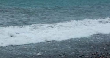 4k 'lık dev deniz dalgaları fırtınada kıyıya çarpıyor