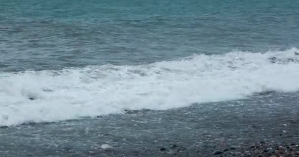 Video Enormes Olas Mar Estrellan Poderosamente Orilla Tormenta — Vídeos de Stock