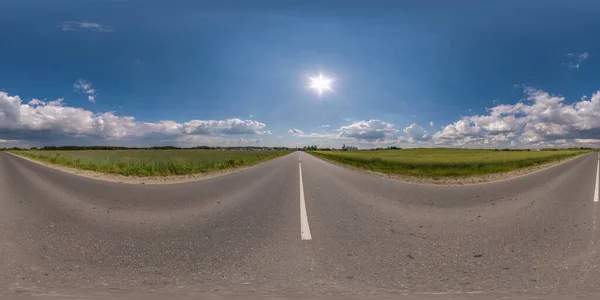 360 正方形の球面投影で青い空に素晴らしい雲と夏の日のフィールド間のアスファルトの道路上のシームレスなHdriパノラマビュー 準備Ar Vr仮想現実コンテンツ — ストック写真