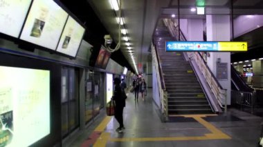 Seul Metro. Metro tren bekleyen yolcular