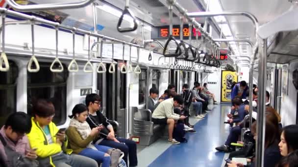 Сеульское метро. Пассажиры на поезде в метро — стоковое видео