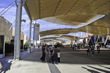 Expo 2015 Köyü, Milan. Uluslararası pavyonlar ile Decumano sokak