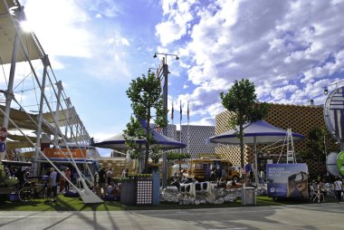 Expo 2015 Köyü, Milan. Uluslararası pavyonlar ile Decumano sokak