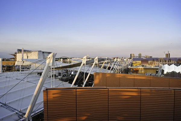 Expo 2015 Village, Milano. Decumano street med internationella paviljonger — Stockfoto