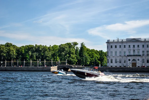 São Petersburgo - barcos no Palácio Embankment Fotografia De Stock