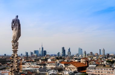Gözlem platformu Duomo, Milano'dan gökdelenlerin görünümü