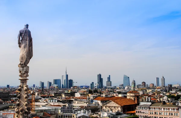 Gözlem platformu Duomo, Milano'dan gökdelenlerin görünümü