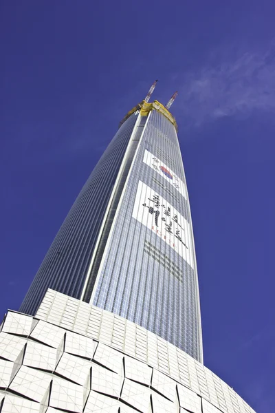 Lotte tower bevásárlóközpont Szöul. A modern épület homlokzat - Szöul, Dél-Korea — Stock Fotó