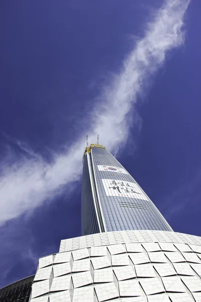 Lotte tower bevásárlóközpont Szöul. A modern épület homlokzat - Szöul, Dél-Korea — Stock Fotó