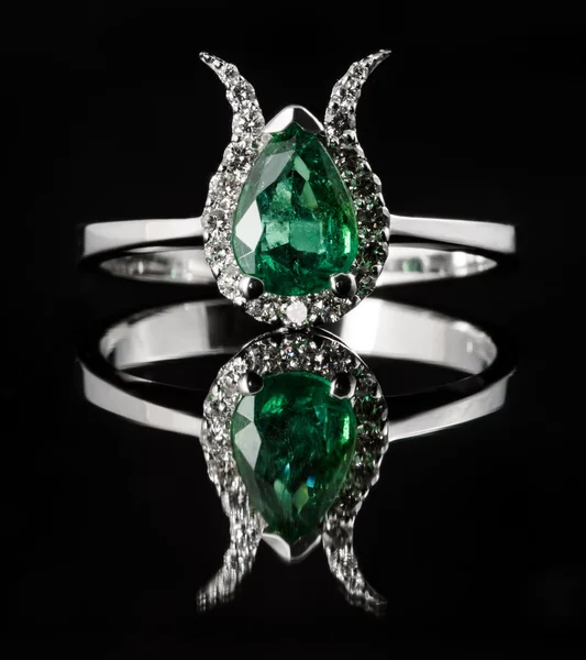 Emerald and diamond engagement ring — Stock Photo, Image