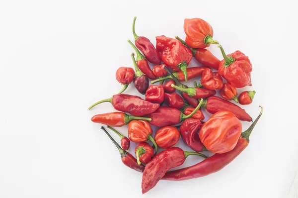 Une collection de chilis rouge Image En Vente