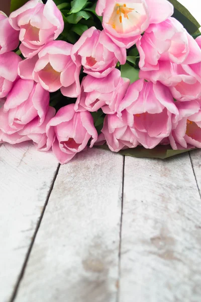 Pink tulips over shabby white wooden table — Stock Photo, Image
