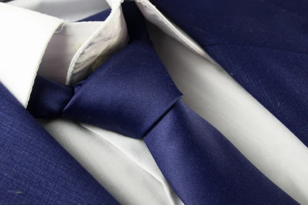 Προβολή λεπτομερειών της μπλε επαγγελματικό κοστούμι με γραβάτα — Φωτογραφία Αρχείου