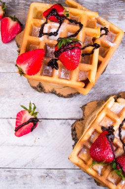 Çilek ve çikolata ile Belçika waffle. Üstten Görünüm