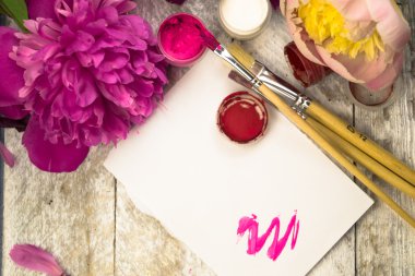 Çalışma alanı. Beyaz arka plan üzerinde izole suluboya, fırça ve pembe peonies. Havai görünümü. Düz yatıyordu, en iyi görünümü