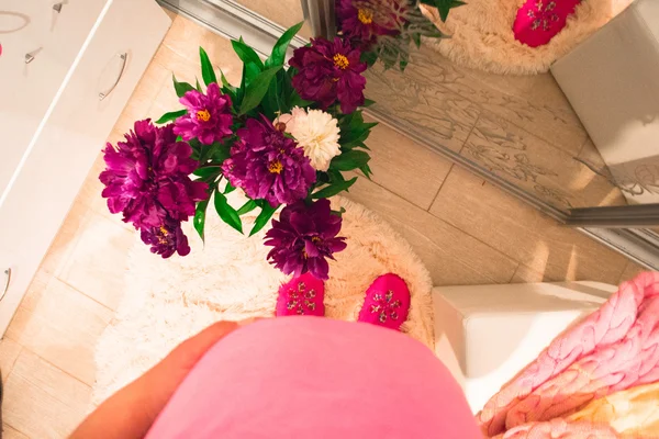 Pregnant woman with pink peonies. Top overview — Stock Photo, Image