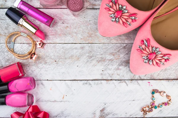 Kadınsı kozmetik arka plan. Temel moda kadınlar nesnelerinin ek yük. Üstten Görünüm