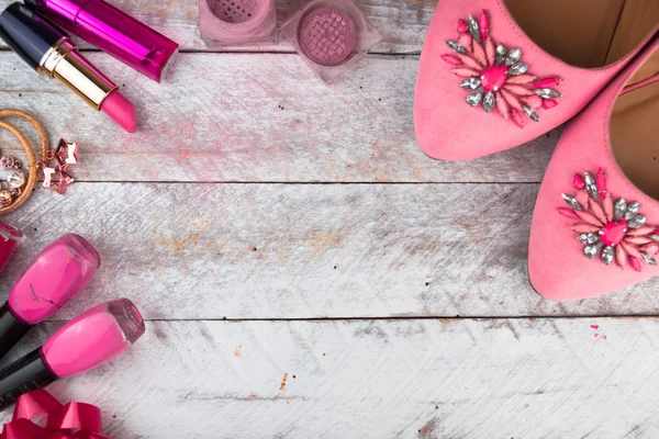 Fundo cosmético feminino. Overhead de itens essenciais da moda mulheres objetos. Vista superior — Fotografia de Stock