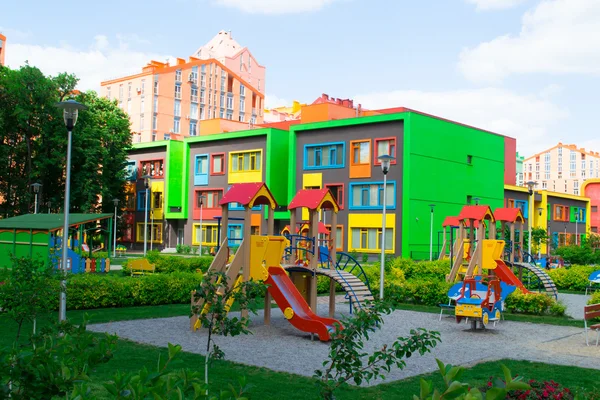 Edifício moderno e colorido da escola do jardim de infância Imagem De Stock