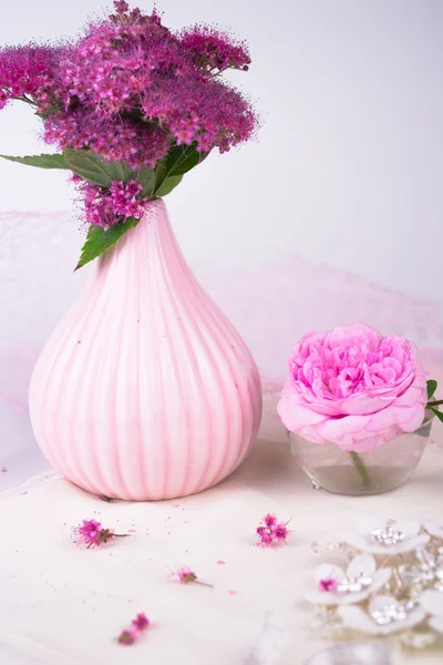 Pink flowers in a vase on wood background — Stock Photo, Image