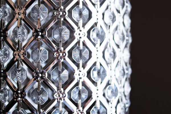 Krystal strass lampa bílá přes černé pozadí luxusní design interiéru — Stock fotografie