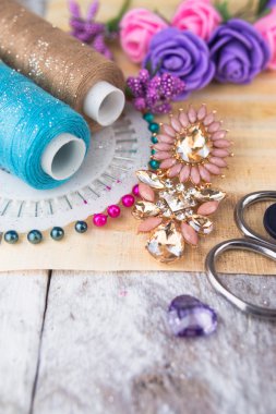 Plastik meyveler, çiçek, boncuk ve aletleri beyaz tahta arka plan üzerinde