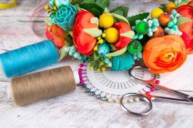 Turkuaz hoop çiçekler, saç aksesuarları üzerinden. Beyaz ahşap kafasına için dekorasyon