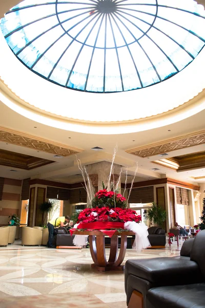 SHARM EL SHEIKH, EGIPTO - 15 DE DICIEMBRE: Interior de Año Nuevo en el vestíbulo del popular hotel el 15 de diciembre de 2014 en Sharm el Sheikh, Egipto . —  Fotos de Stock