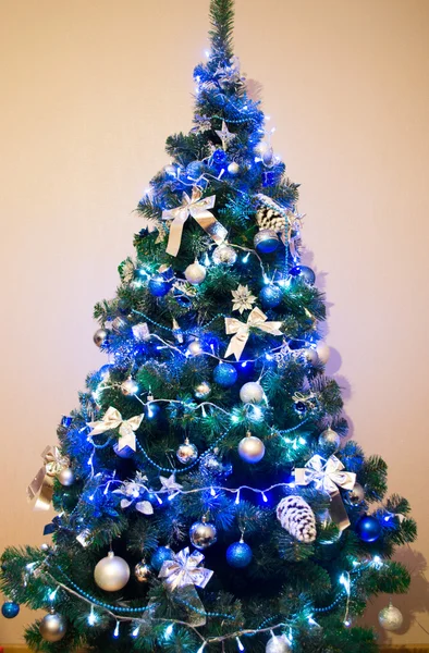 Arbre de Noël fond. Bleu tonique — Photo