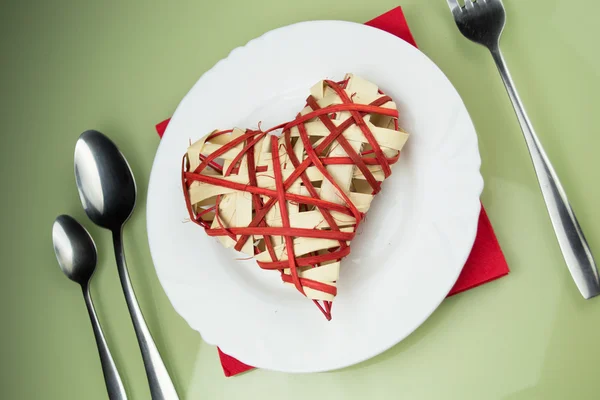 Ajuste de mesa de día de San Valentín con placa de cinta roja y corazones —  Fotos de Stock