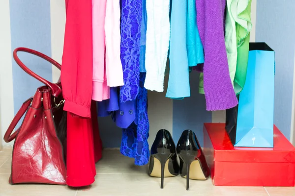 Garderobe met kleren — Stockfoto