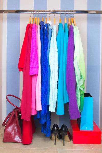 Garderobe med tøj - Stock-foto