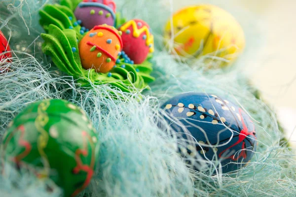 Пасхальные яйца украшены гнездом — стоковое фото