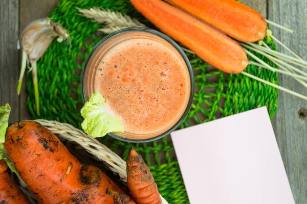 Fresh-squeezed carrot juice on wooden background — Stock Photo, Image