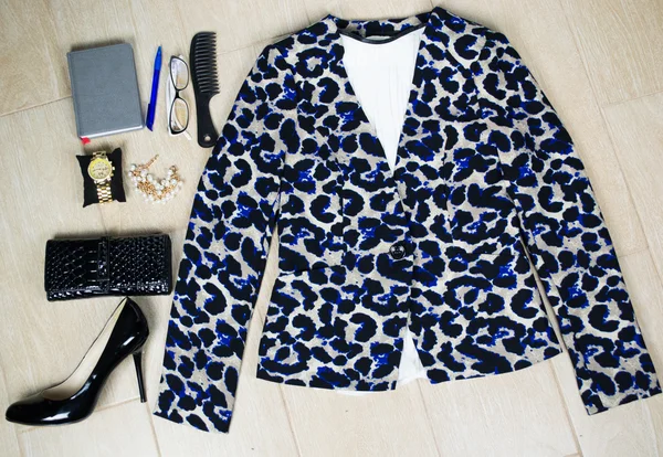 Outfit för kläder och kvinna tillbehör. Overhead av essentials affärskvinna. — Stockfoto