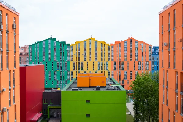 Vista aérea de coloridos edificios residenciales. Inmobiliarias y viviendas en Kiev Ucrania — Foto de Stock