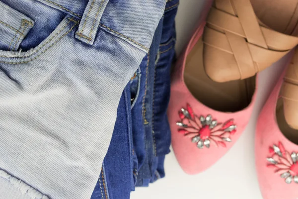 Vários sapatos de verão femininos com jeans — Fotografia de Stock