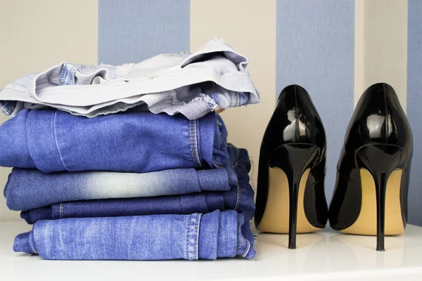 Chaussure à talons hauts noire pour femme et jeans — Photo