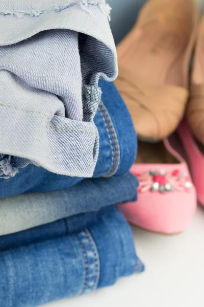 Verschillende vrouwelijke zomer schoenen met jeans — Stockfoto