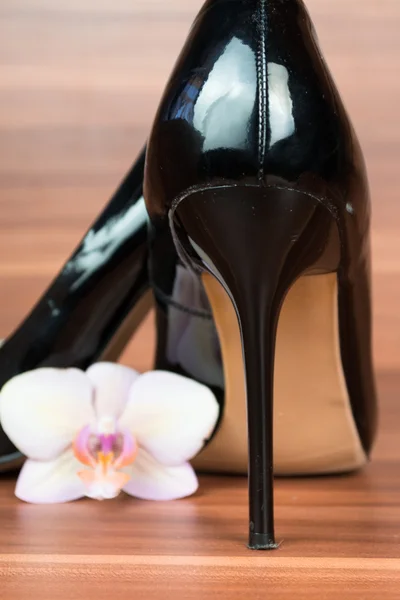 Chaussures femme avec fleur sur fond en bois — Photo