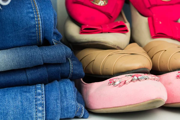 Varios zapatos de verano femeninos con jeans — Foto de Stock