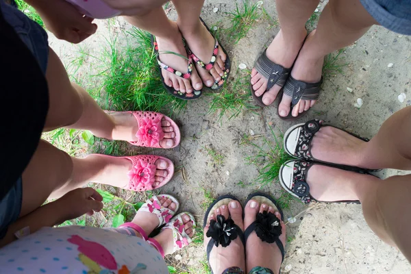 Mädchengruppe steht im Kreis auf einer Frühlingswiese — Stockfoto