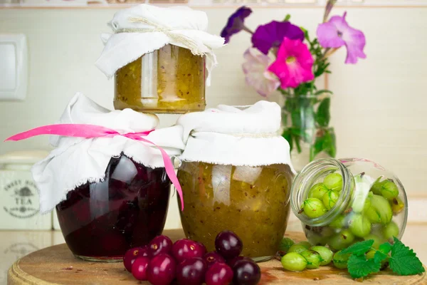 Porzione di uva spina fresca fatta in casa e marmellata di ciliegie — Foto Stock