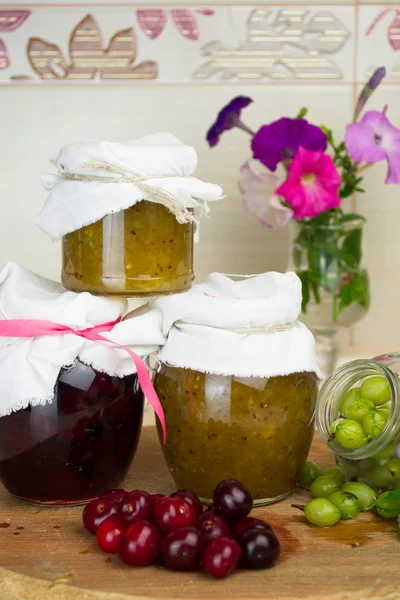 Porzione di uva spina fresca fatta in casa e marmellata di ciliegie — Foto Stock